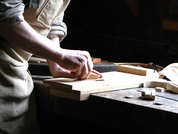 Nuestra <strong>carpintería de madera en  Santa María de la Alameda</strong> es una empresa de <strong>herencia familiar</strong>, por lo que  contamos con gran <strong>experiencia </strong>en la profesión.
